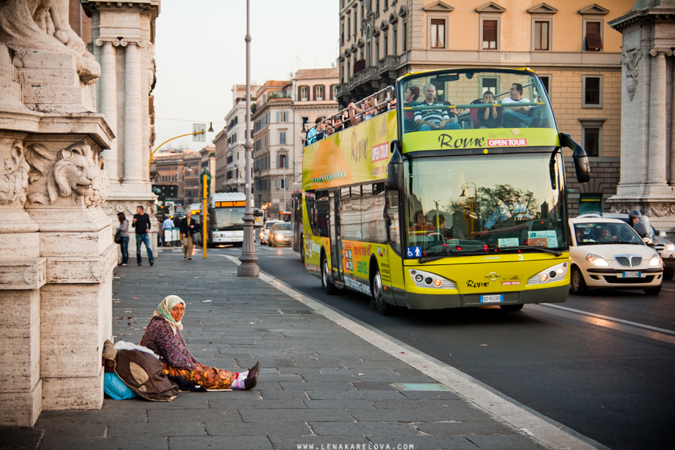 touristic bus vs poor woman in rome