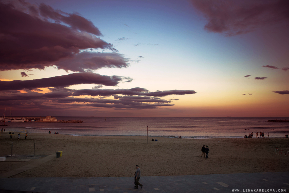 Una increíble puesta del sol en Barceloneta by Lena Karelova