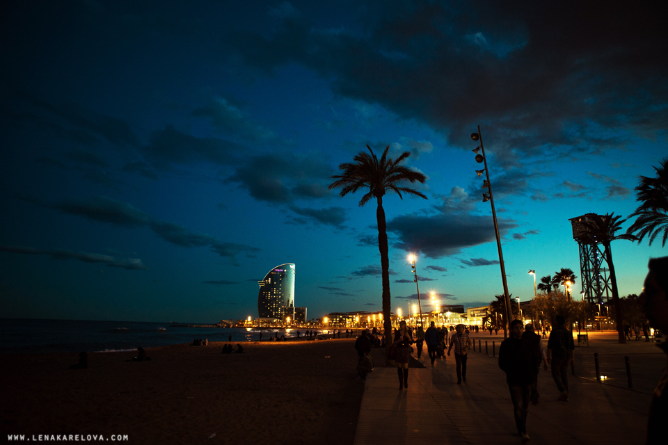 Paseando y admirando puesta del sol en Barcelona playa by fotógrafa Lena Karelova