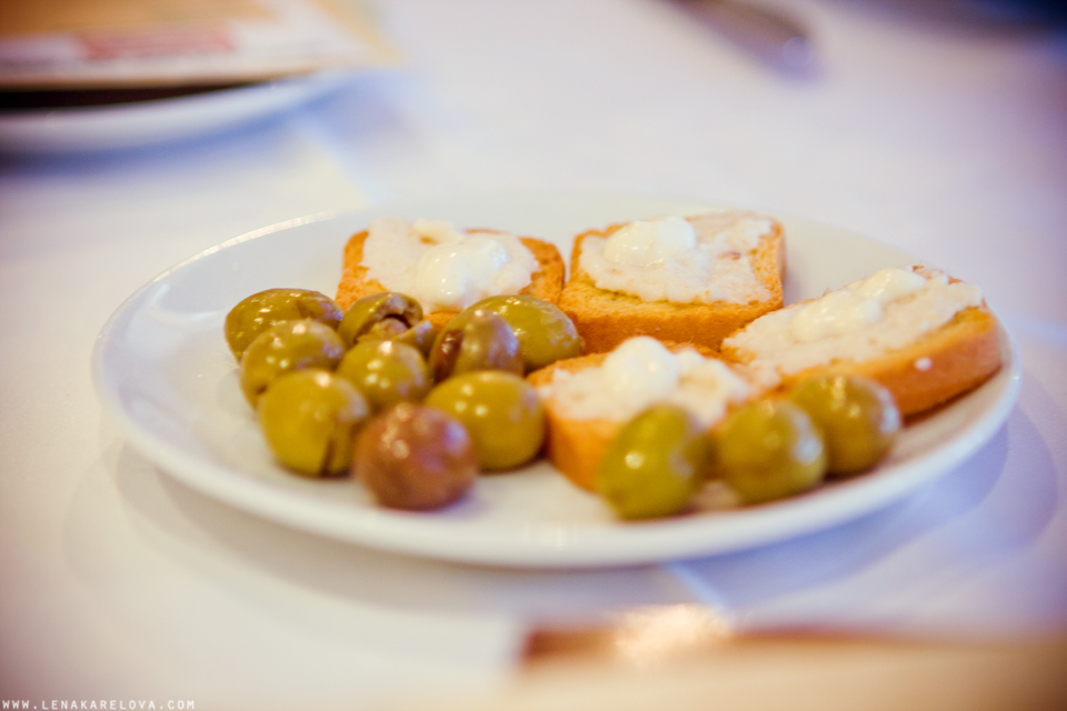 Olivas en Casa Nuri restaurante en Delta del Ebro - Lena Karelova fotografía