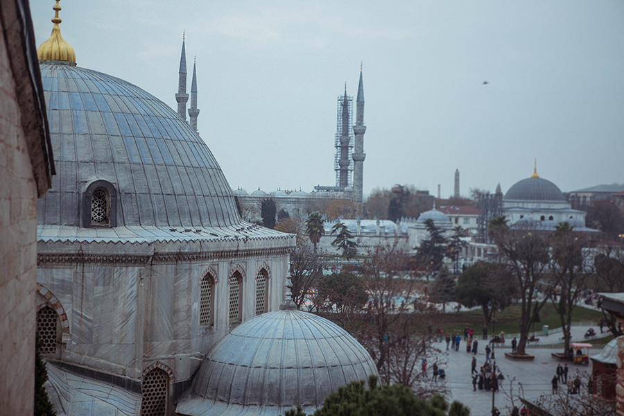 Mezquita Azul desde Aya Sofia en Estambul. Lena Karelova fotografía de viajes