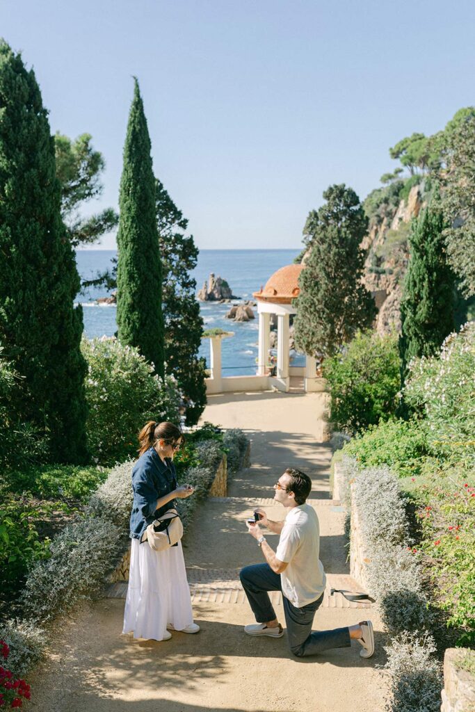 young man proposing at the Marimurtra Botanical Garden | Costa Brava Surprise Marriage proposal